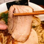 自家製手もみ麺 鈴ノ木 - 醤油特製ラーメン (200g) 1350円 
                                
                                具材は、こだわりの素材を生かした素晴らしさ！
                                ･三元豚煮豚は、バターの風味を感じる甘み、コク、うま味。