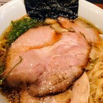 自家製手もみ麺 鈴ノ木 - 醤油特製ラーメン (200g) 1350円 
      
      具材は、こだわりの素材を生かした素晴らしさ！
      ･香り豚レアチャーシューは、柔らかく歯切れよし！
      