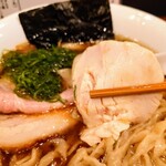 自家製手もみ麺 鈴ノ木 - 醤油特製ラーメン (200g) 1350円 
      
      具材は、こだわりの素材を生かした素晴らしさ！
      ･大山鶏チャーシューは、レベチな柔らかジューシー！
      　癖や、スジ等なく、優しい味わい。
      