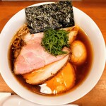 自家製手もみ麺 鈴ノ木 - 醤油特製ラーメン (200g) 1350円 
      
      大山鶏チャーシュー1枚
      三元豚煮豚1枚
      香り豚レアチャーシュー1枚
      自家製ワンタン2個
      名古屋コーチン味玉
      のりねぎ・メンマ .