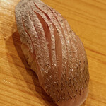 鮨 しゅん輔 - 三日寝かせの春子鯛の昆布〆。煎り酒を塗りました。これは抜群にウンマイ