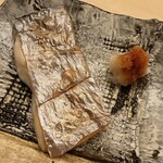 鮨 しゅん輔 - 太刀魚の塩焼き。これは塩が良いのかな、抜群に美味しかった