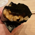 鮨 しゅん輔 - バフンウニの手巻き。半分齧っちゃいました