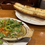 イタリアン酒場ナチュラ - 牡蠣とクレソンのアヒージョ〜ローズマリー〜 ¥748、バケット ¥473