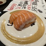 独楽寿司 - サーモン！！のネタが大きい！！(ぐるっとしてるのは手前だけですが！)