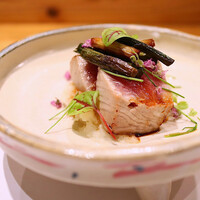 シーズン - 本鮪のたたき玉葱ソースと行者ニンニク