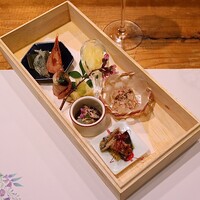 シーズン - 八寸(セロリのぬた・つぶ貝のアヒージョ・鰯のオイルサーディン・河豚とうとう身とわかめ素麺・白魚の昆布〆・筍木の芽和え・鯛の肝和え・甘海老紹興酒漬け・肉と醤油麹)