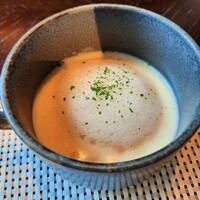 TERRACE & DINING ZERO - 本日のスープはクラムチャウダー、きのこのエスプーマ添え♪アサリにじゃが芋、人参など具沢山でトロトロ濃厚！