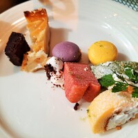 TERRACE & DINING ZERO - しっとりした生地にミルキーなクリームが合うロールケーキ、上品な甘味の洋ナシと柔らかめのアーモンドクリームがマッチするタルトなど