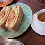 DAIBAN COFFEE cafe - 別の日：アボカドと豚バラのピリ辛サンド1,370円(ドリンク付き)✨コンソメスープも嬉しいセット♪