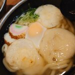 力餅 - ちから鍋うどん670円✨生卵がどんどん良い感じの半熟になっていきます。