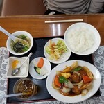 中国料理 寿苑 - 夜の定食、酢豚1100円。ライス、スープ、サラダ、漬け物、杏仁豆腐、好きなドリンクを選んで。