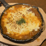 フレンチバル コウゾウ - 牛筋チーズのオーブン焼き825円