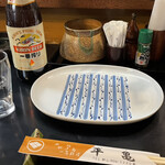 平亀 - ・瓶ビール 一番搾り(680円)と平皿