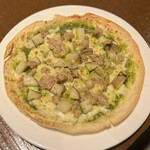 フレンチバル コウゾウ - 新ジャガイモとツナのバジルソースのクリスピーピザ1320円