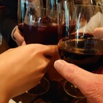 ヴァカンツァ - まずはグラスワインで…乾~杯！