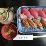 寿司久 - ランチ時は茶碗蒸しと赤だし付き