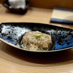 鮨 浩也 - 山うどと毛蟹 桜の花びら
      山うどが餅状になっていて、もっちもち。
      ほんのり苦味が良いアクセント。
      毛蟹もたっぷり。