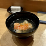 鮨 浩也 - 銚子産金目鯛と筍の椀物
      調味料を使わずに作っているそうで、お出汁の優しい味と旨味が染み渡ります。