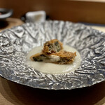 鮨 浩也 - 三陸産牡蠣の香煎揚げ 淡路島新玉葱ソース
      牡蠣がジューシー！
      新玉葱の風味が効いたクリーミーなソースも凄い。