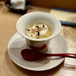 鮨 浩也 - とらふぐ白子の温かい寿司
      この創作寿司はサプライズありで美味！
      茶碗蒸し仕立てですがシャリが入っています。
      ねっとりした白子はさすが。
      量もたっぷりですごいです。