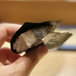 鮨 浩也 - 鯖の棒寿司
      1品目が鯖の棒寿司からスタートとは珍しい。
      しかも手巻きスタイル。
      うまく写真を撮れず...
      炭で炙っていて香り高い。
      海苔も良い香りだしパリっパリ！美味い！