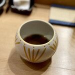 鮨 浩也 - 味噌汁
      山椒強めの七味たっぷり。
      美味しい。この味噌汁、家でも試してみよう。