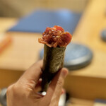 鮨 浩也 - とろたく雲丹手巻き
      とろたくと雲丹を目の前に8人分豪快に混ぜて、ねっとり粘り気も出しつつ手巻きに。
      雲丹の豊潤な香りが店内中に漂います。
      これは抜群に口福でした！