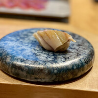 鮨 浩也 - 小肌
                え、これが小肌！？
                茶色いし穴子かと思ったくらい。
                でも食べると極上の小肌。
                塩締めと酢締めが良い塩梅でとても美味しい！
                酸っぱいあの小肌とは全然違うな〜
                ちょっと柑橘系。とても印象的な一品！