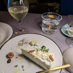 cafe clos - ブルーチーズとハーブのケーキ、白ワイン