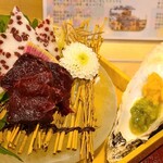 Hiroshima Shunshoku To Kujiraryouri Koko Karaja - 特上赤身・鹿の子盛り【ハーフ】(税込1,970円)
                        似たり鯨(北海道釧路、12t、2022年10月捕獲)
                        ⑦赤身(腰の部位)
                        ⑧鹿の子(下顎周りの部位)
                        おろし大蒜、おろし生姜、葱山葵