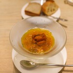 QUAND L'APPETIT VA TOUT VA ! - ズワイガニとアボカドのムース　コンソメジュレとウニ