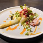 サンフォコン - アスパラガスに低温調理のうさぎ、キャロット、エンドウ豆のムース、うさぎの煮凝り