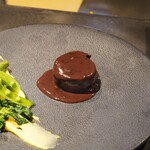 サンフォコン - 蝦夷鹿のシヴェ、バラ肉、鹿ソース赤ワイン煮、菜の花、インカの目覚め