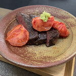 日本料理 TOBIUME - 小倉牛(福岡県小倉産、奥田牧場)シャトーブリアン？の炭火焼きステーキ、炭火焼き濃縮トマト、山葵(島根県匹見産)載せ、胡麻タレ&檸檬(福岡県若松産)&塩(イギリス産)添え