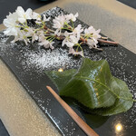 日本料理 TOBIUME - あまおう(福岡県岡垣産)と粒餡の桜餅