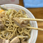 ラーメン龍郎 - 角切りの豚バラチャーシュー