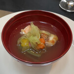 日本料理 TOBIUME - 炭火焼き赤甘鯛(福岡県門司産)、炭火焼き蓬麩(兵庫県神戸市、ふ芳)、蒸し蕗(福岡県遠賀産)、2色人参の桜、桜の花弁塩漬け載せ、利尻昆布(奥井海生堂1級)と削り立て本枯節(鹿児島県枕崎産)の出汁のお椀