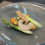 日本料理 TOBIUME - 炭火焼き白ミル貝(山口県宇部産)と炭火焼きアスパラガス(福岡県若松産)、分葱(福岡県若松産)と菜の花(福岡県若松産)の酢味噌和え、金柑(宮崎県産)添え