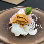 日本料理 TOBIUME - ヨコワ鮪(本鮪の幼魚、10kg)(福岡県産)、紫雲丹(福岡県岩屋産)、甲烏賊(福岡県橿原産)のお造り、山葵(島根県匹見産)