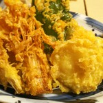 別館 すが井 - えのきとお芋の天ぷらの奥にあなごの天ぷらが2本分あります