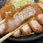 とんかつ 栄ちゃん - 熱々の右端。言葉が出ぬ最高の美味しさ