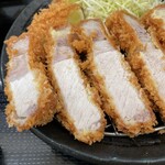 とんかつ 栄ちゃん - レフトサイド。赤身と脂身のバランスが神