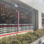 Holly's Cafe  - 四条通りに面している、ガラス張りで明るく広そうなんで入店。