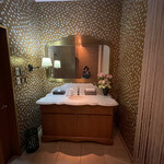 アンティカ オステリア デル ポンテ - 女性のトイレ内　わかりづらいですが相当天井高が高く素敵です