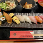 201129836 - すし7貫と巻き寿司
