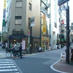 Shikoku Kyoudo Kasseika Waraya Hachihachi - ②信号1つ目付近、三原堂さん(和菓子屋)手前の路地を右手へ