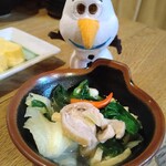 地鶏鍋屋だんだん - 地鶏鍋盛り付け（赤いのかじって大悶絶しました）