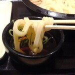 丸亀製麺 - ツユにつけます