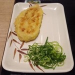 Marugame Seimen - レンコンの天ぷらと薬味のきざみネギ